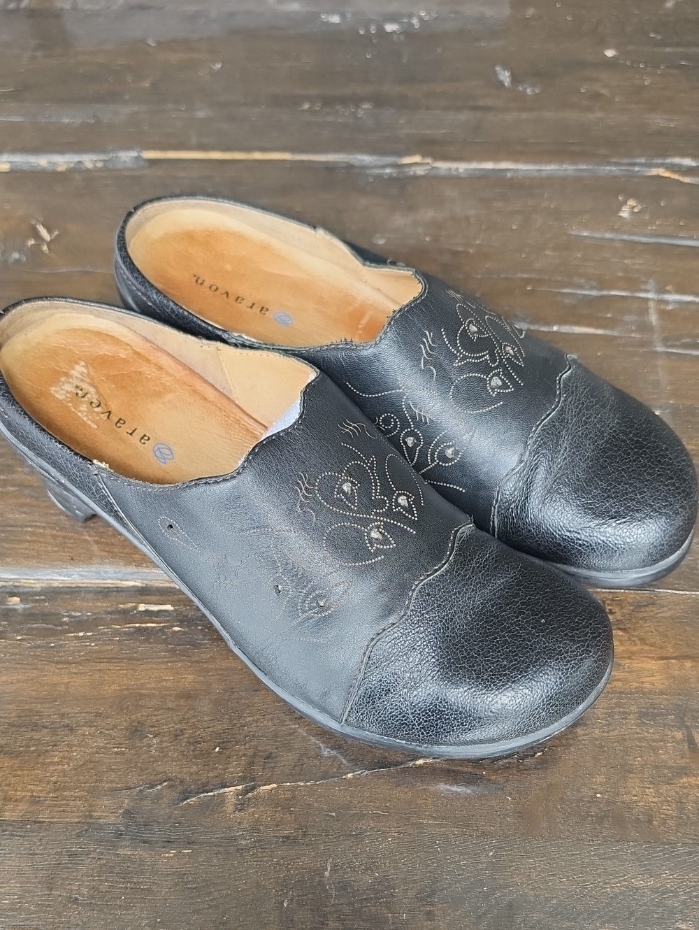 (9)Aravon Black Leather Slip-On Clogs with Decorative Stitching Leather Chunky